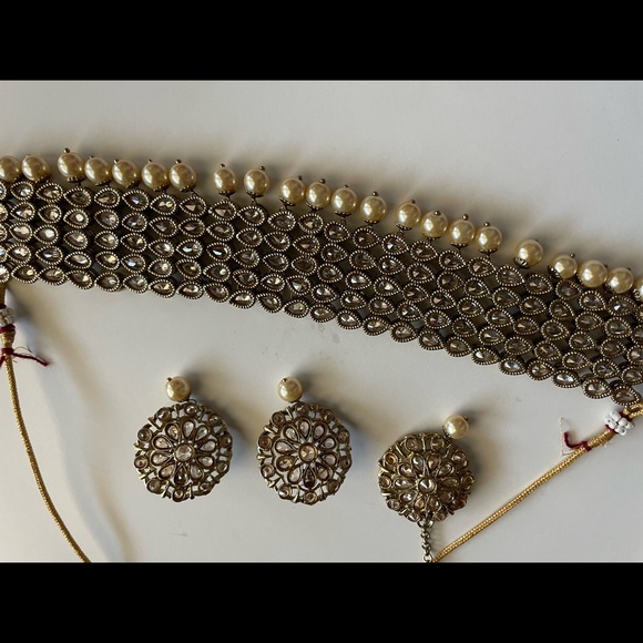Choker set with earrings and tikka - Picture 3 of 6